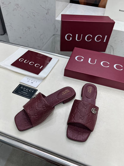 GUCCI CASUAL SLIPPERS IN BURGUNDY RED CALFSKIN LOGO EMBOSSING
