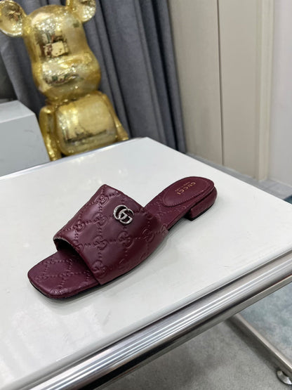 GUCCI CASUAL SLIPPERS IN BURGUNDY RED CALFSKIN LOGO EMBOSSING