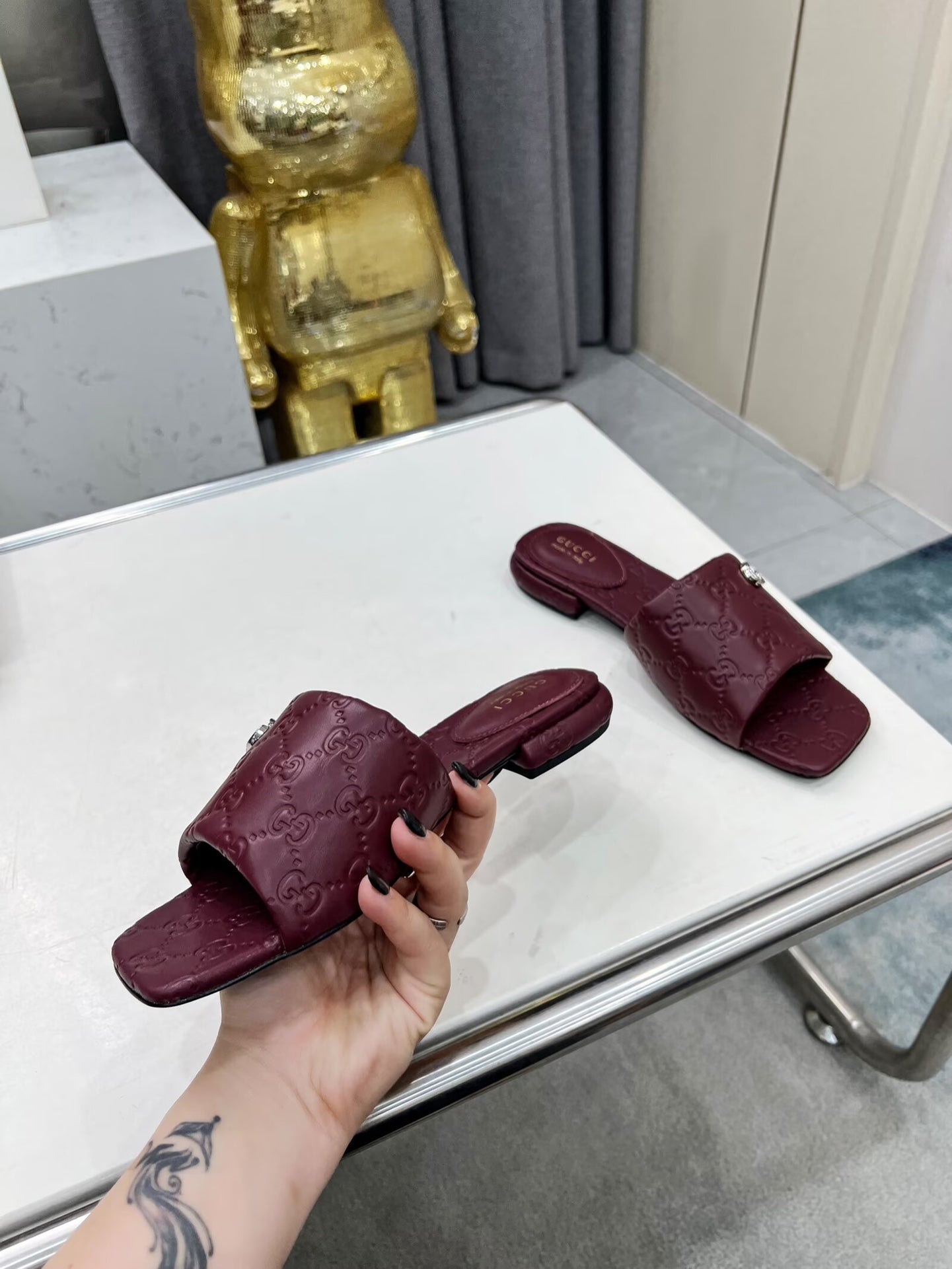 GUCCI CASUAL SLIPPERS IN BURGUNDY RED CALFSKIN LOGO EMBOSSING