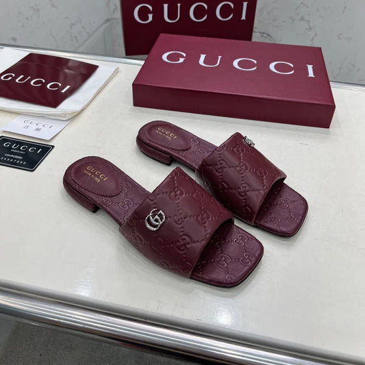 GUCCI CASUAL SLIPPERS IN BURGUNDY RED CALFSKIN LOGO EMBOSSING