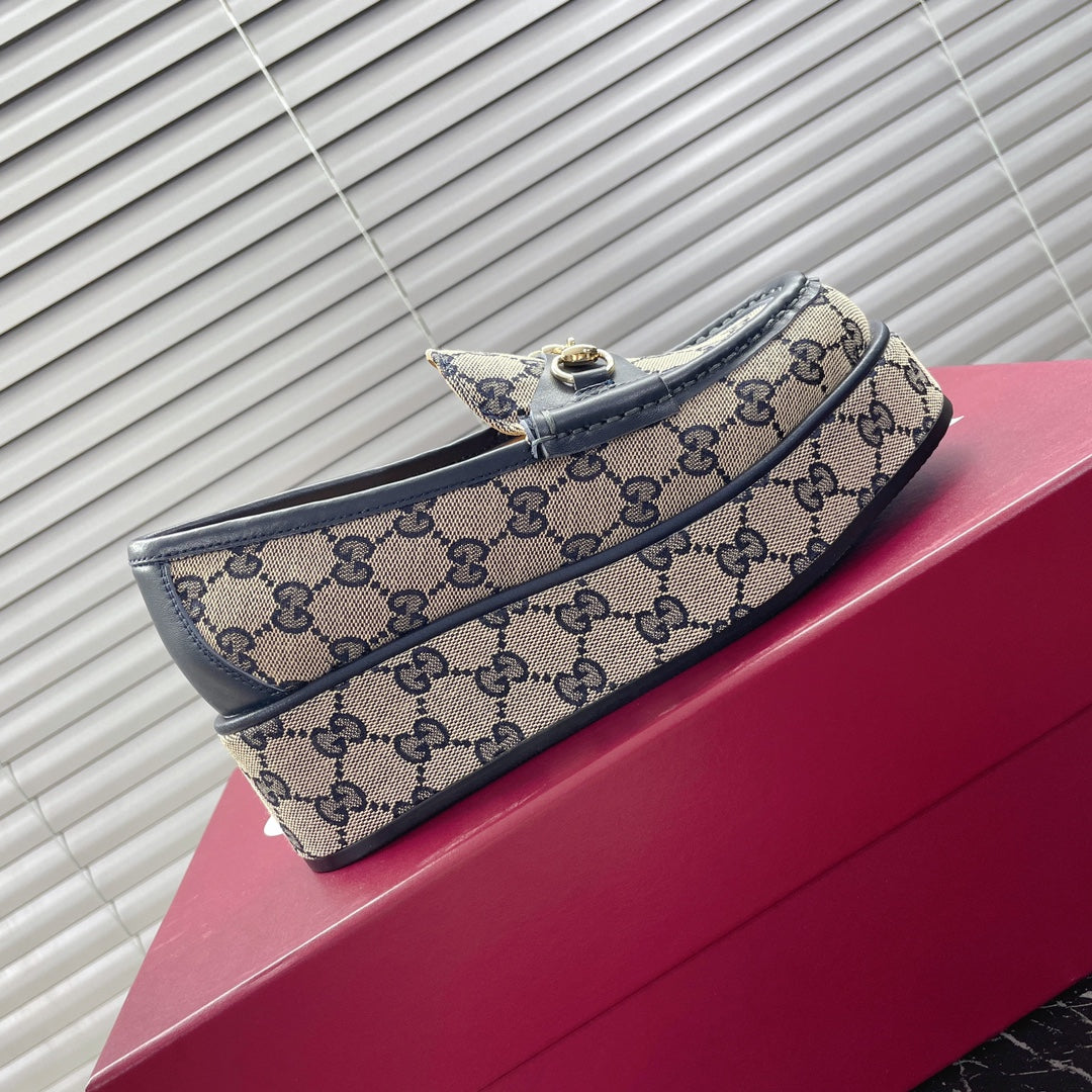 GUCCI HORSEBIT PLATFORM LOAFER IN TAN BEIGEMONOGRAM JACQUARD FABRIC AND NAVY BLUE CALFSKIN