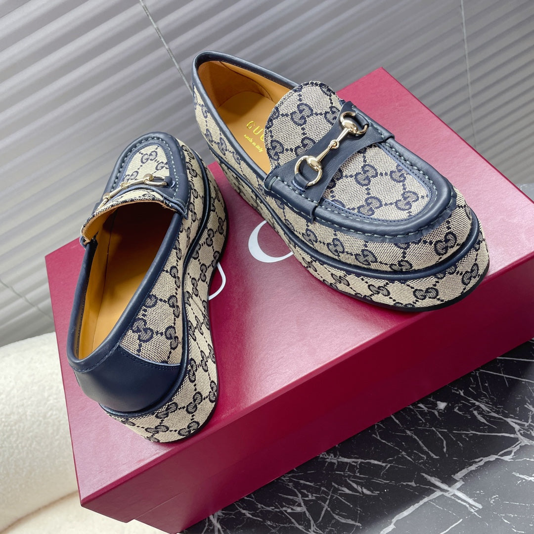 GUCCI HORSEBIT PLATFORM LOAFER IN TAN BEIGEMONOGRAM JACQUARD FABRIC AND NAVY BLUE CALFSKIN