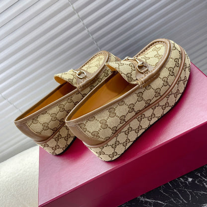 GUCCI HORSEBIT PLATFORM LOAFER IN TAN BEIGE MONOGRAM JACQUARD FABRIC