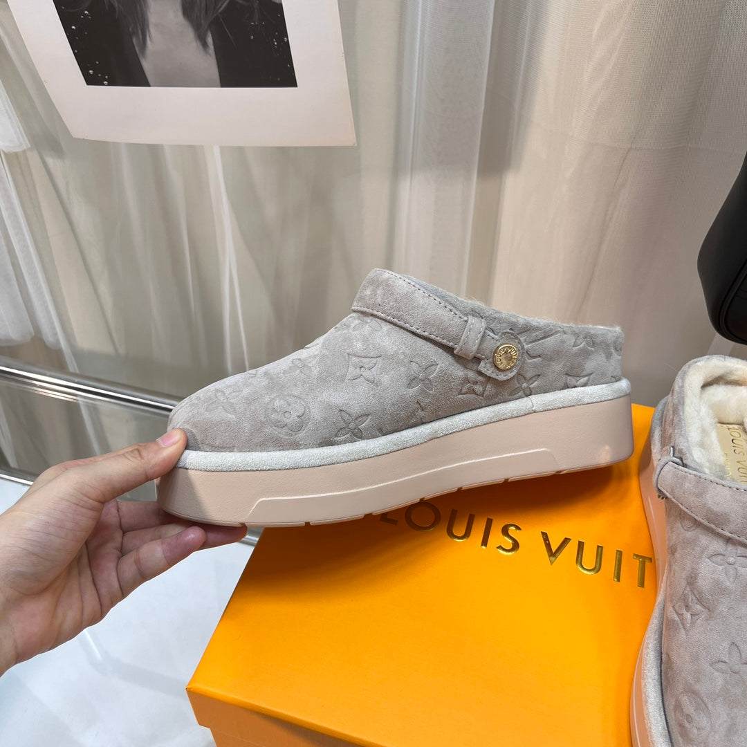 LOUIS VUITTON LV WOMEN'S COSY FLAT COMFORT CLOGS IN BEIGE MONOGRAM SUEDE