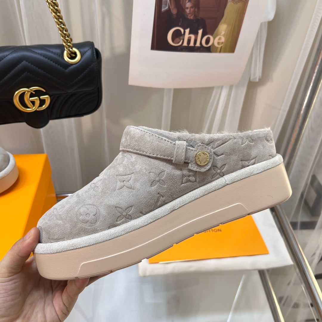 LOUIS VUITTON LV WOMEN'S COSY FLAT COMFORT CLOGS IN BEIGE MONOGRAM SUEDE