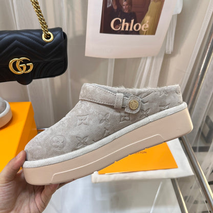 LOUIS VUITTON LV WOMEN'S COSY FLAT COMFORT CLOGS IN BEIGE MONOGRAM SUEDE
