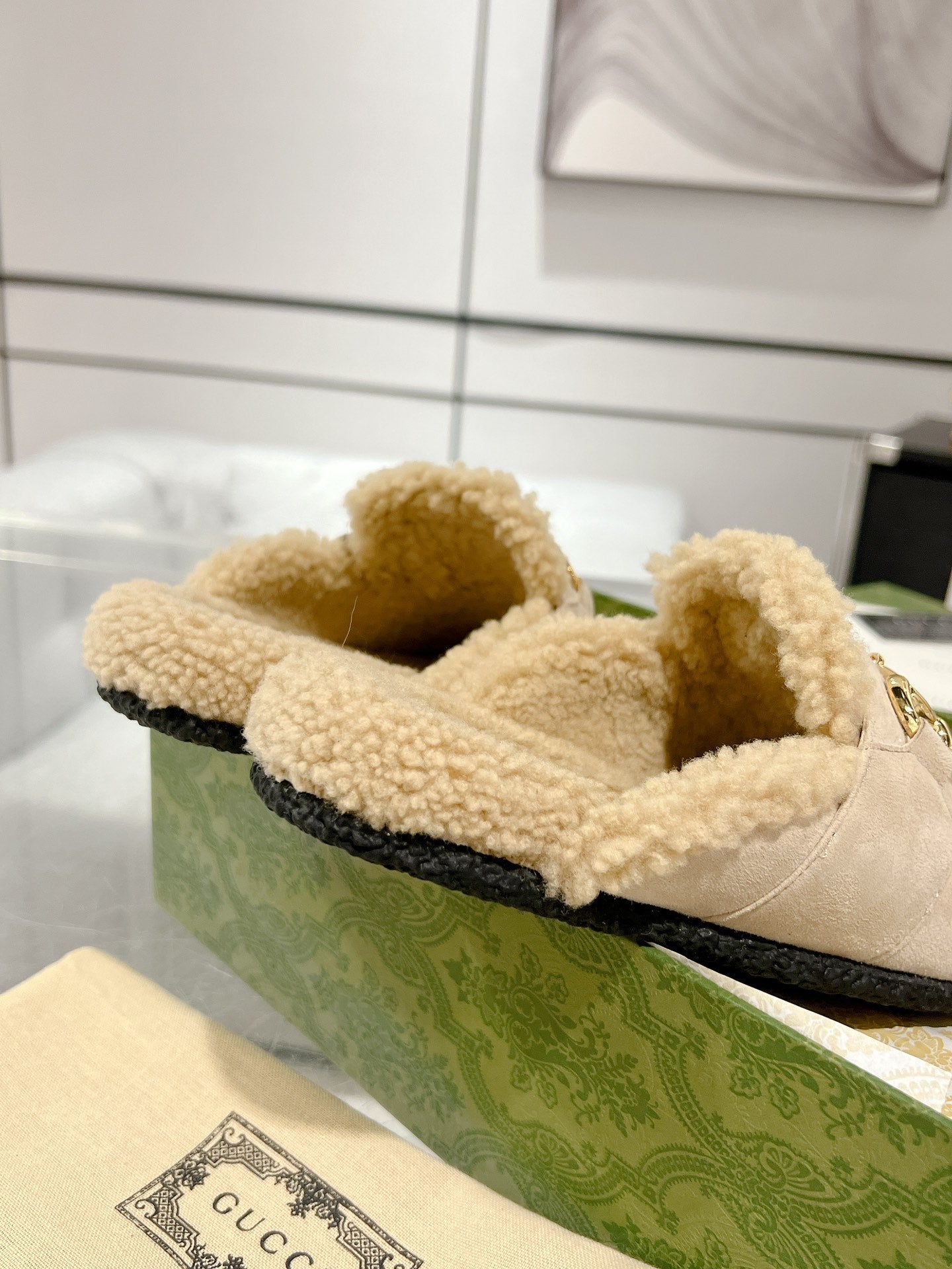 GUCCI HORSEBIT MULE IN BEIGE SUEDE AND FLEECE LINING