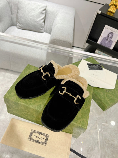 GUCCI HORSEBIT MULE IN BLACK SUEDE AND FLEECE LINING