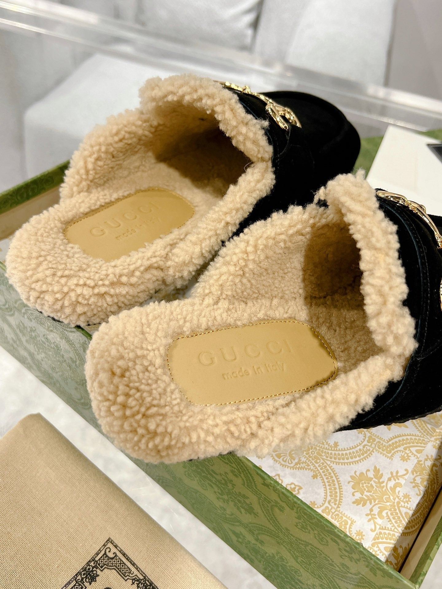 GUCCI HORSEBIT MULE IN BLACK SUEDE AND FLEECE LINING