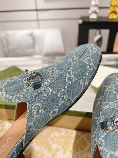GUCCI MEN'S MULE WITH HORSEBIT IN SAPHIRE BLUE MONOGRAM JACQUARD FABRIC