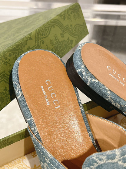 GUCCI MEN'S MULE WITH HORSEBIT IN SAPHIRE BLUE MONOGRAM JACQUARD FABRIC