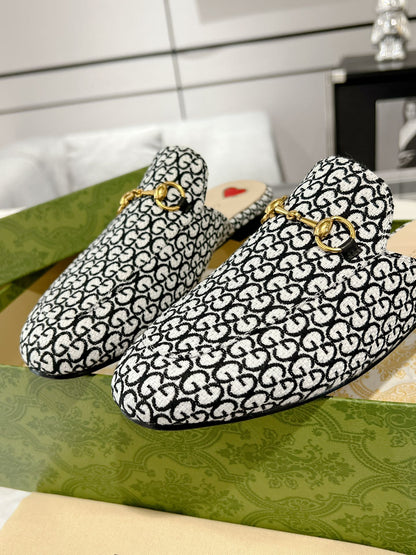 GUCCI MEN'S MULE WITH HORSEBIT IN BLACK MIX WHITE MONOGRAM JACQUARD FABRIC
