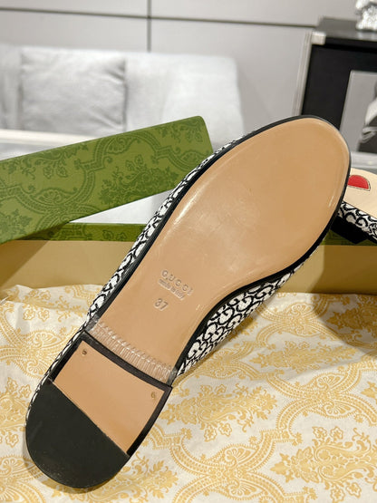 GUCCI MEN'S MULE WITH HORSEBIT IN BLACK MIX WHITE MONOGRAM JACQUARD FABRIC