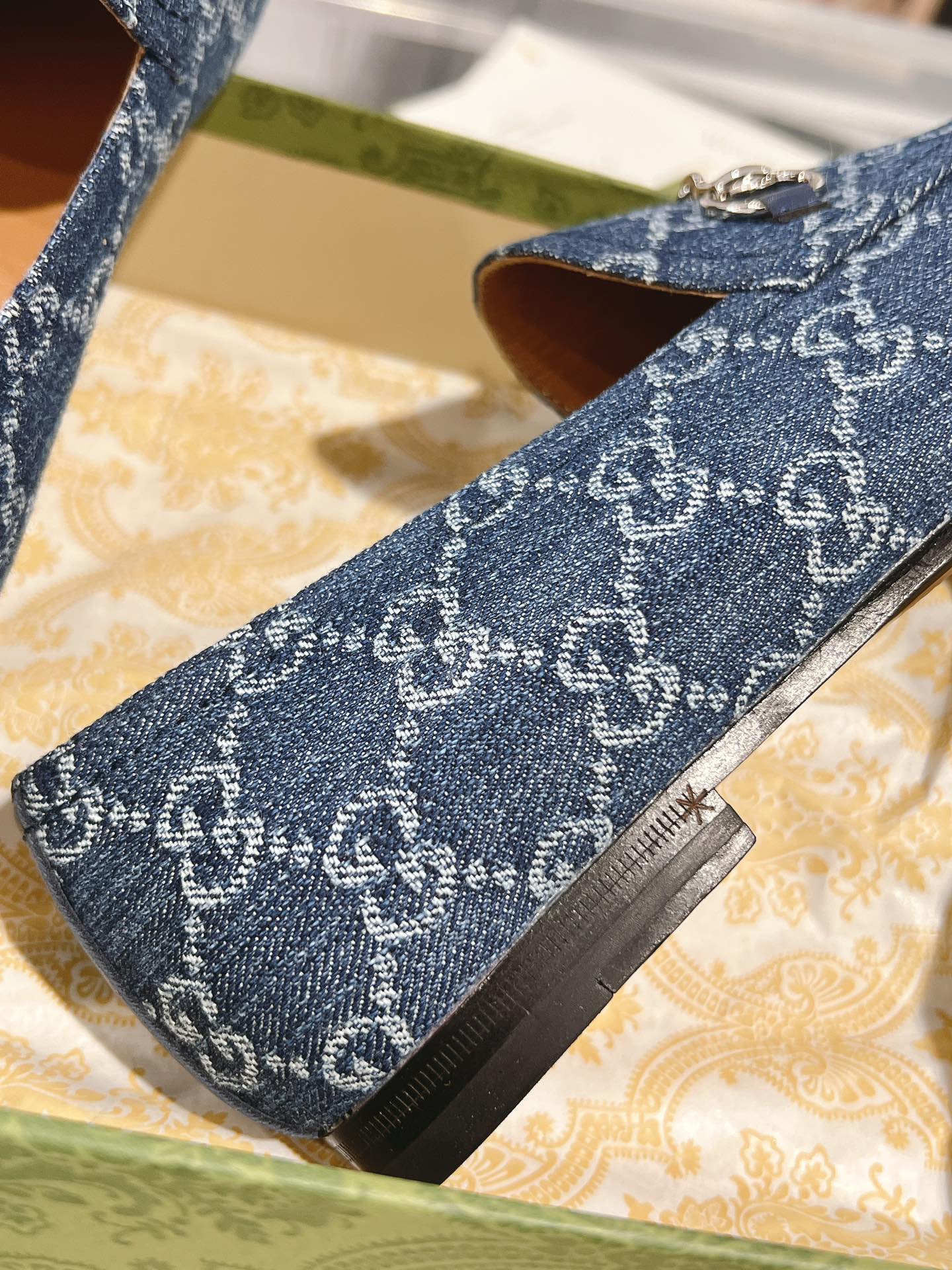 GUCCI MEN'S LOAFER WITH HORSEBIT IN DENIM BLUE MONOGRAM JACQUARD FABRIC