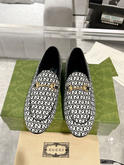 GUCCI MEN'S LOAFER WITH HORSEBIT IN BLACK MIX WHITE MONOGRAM JACQUARD FABRIC