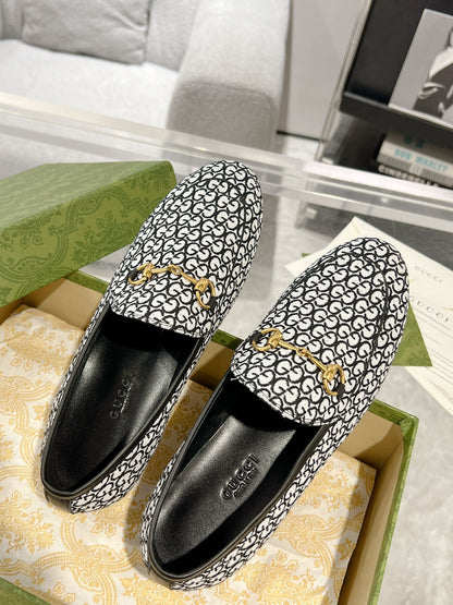 GUCCI MEN'S LOAFER WITH HORSEBIT IN BLACK MIX WHITE MONOGRAM JACQUARD FABRIC