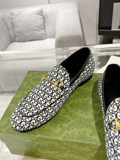 GUCCI MEN'S LOAFER WITH HORSEBIT IN BLACK MIX WHITE MONOGRAM JACQUARD FABRIC