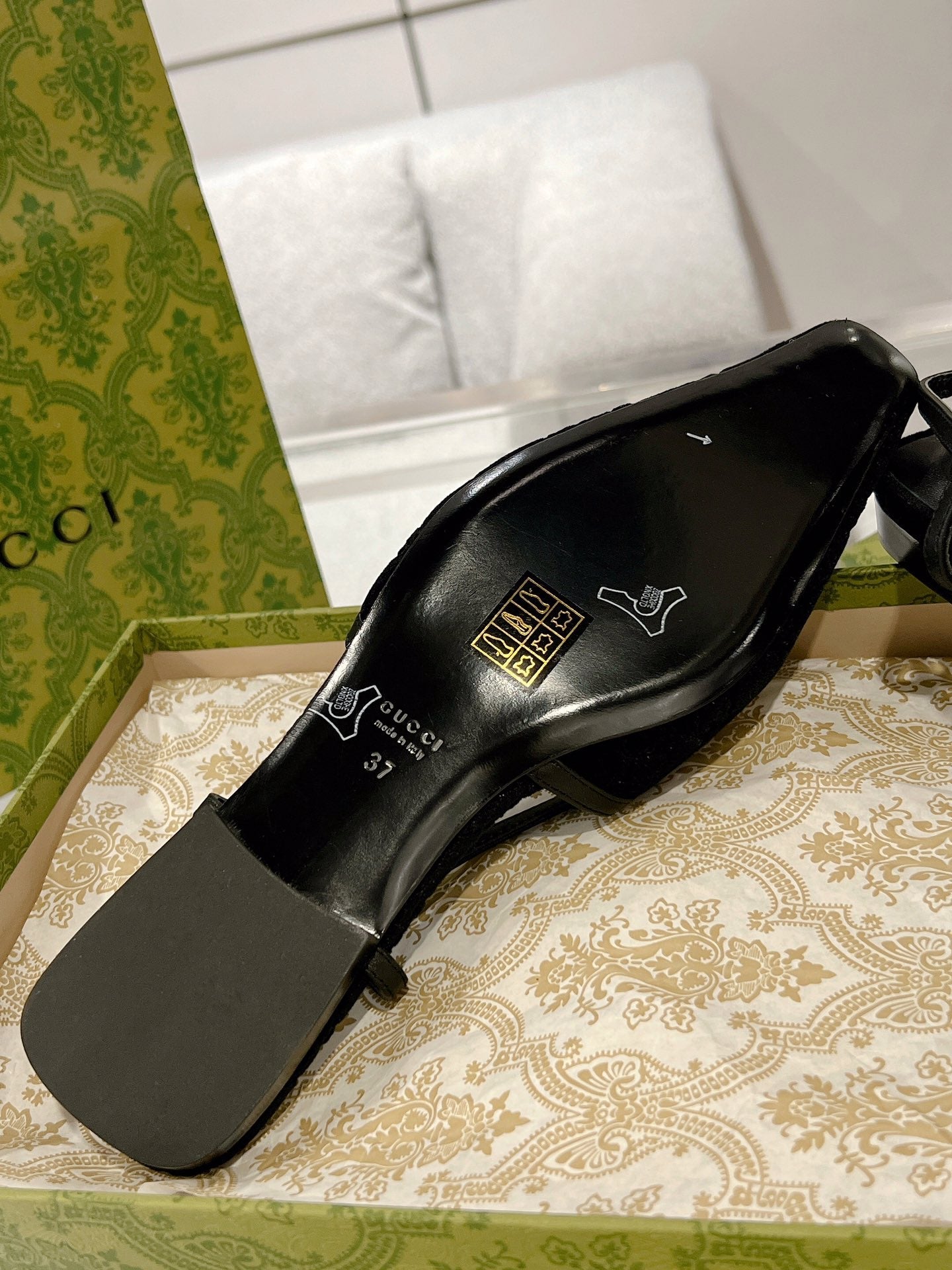 GUCCI SLINGBACK FLATS IN BLACK VELVET
