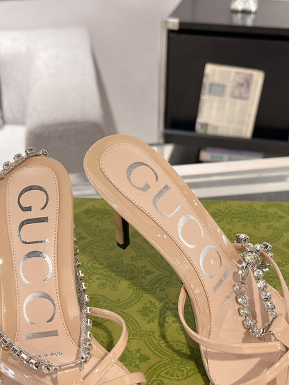 GUCCI STRAPPY SANDAL WITH RHINESTONE CHAIN IN BEIGE PATENT LEATHER