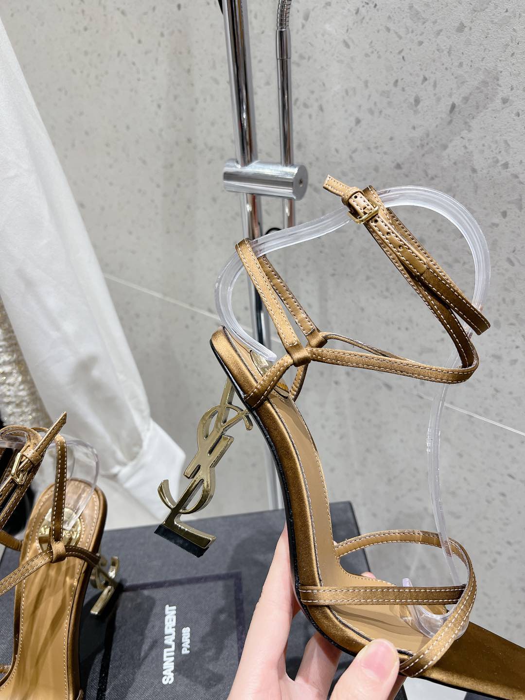 LOUIS VUITTON HIGH-HEEL 85 MM SANDAL MULE IN METALLIC GOLD SILK