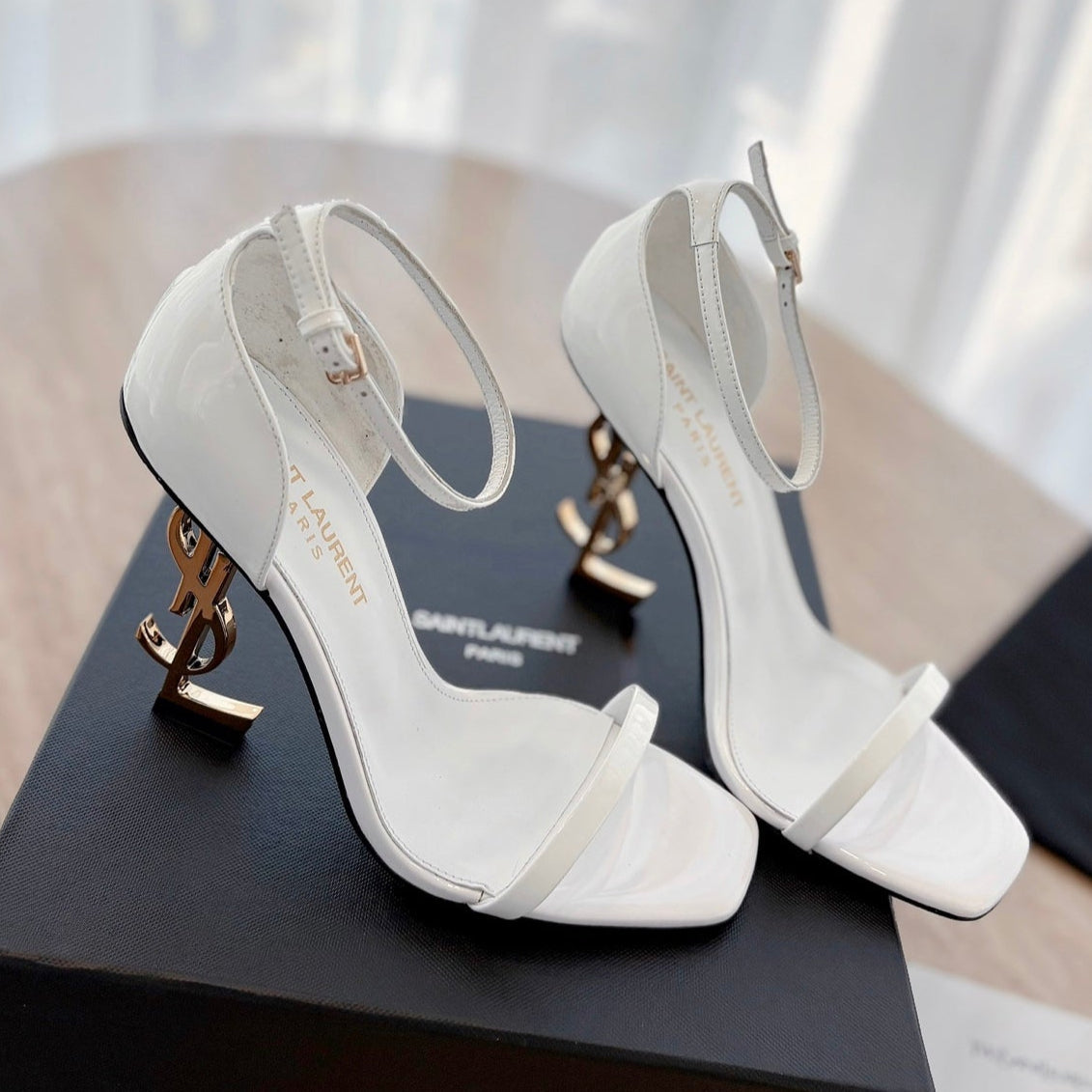 LOUIS VUITTON CLASSIC HIGH HEELS 10 CM IN WHITE PATENT CALFSKIN