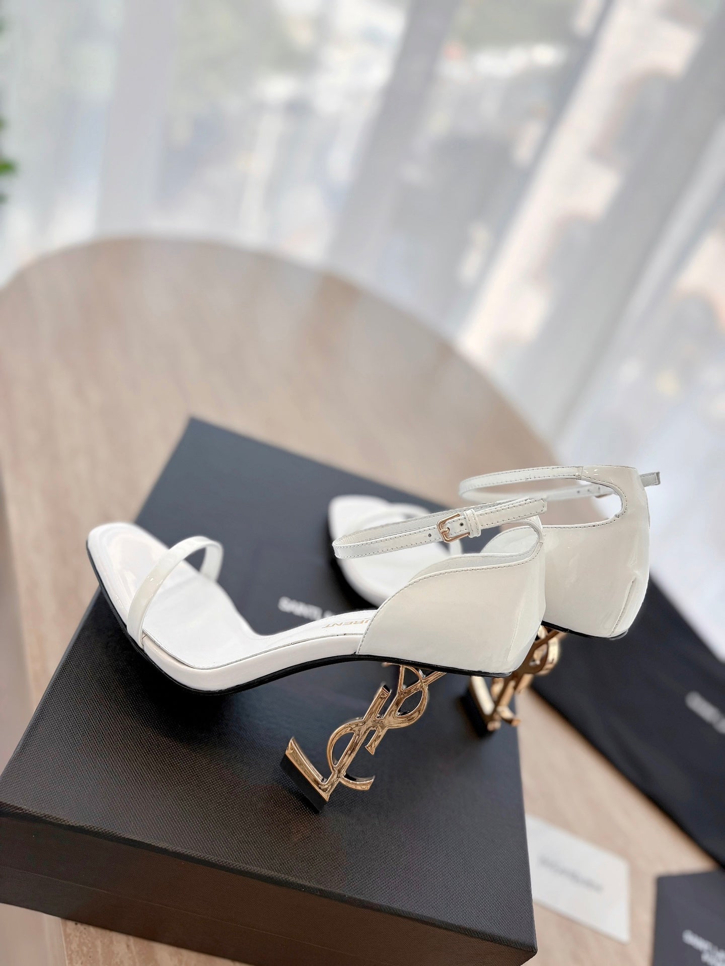 LOUIS VUITTON CLASSIC HIGH HEELS 10 CM IN WHITE PATENT CALFSKIN