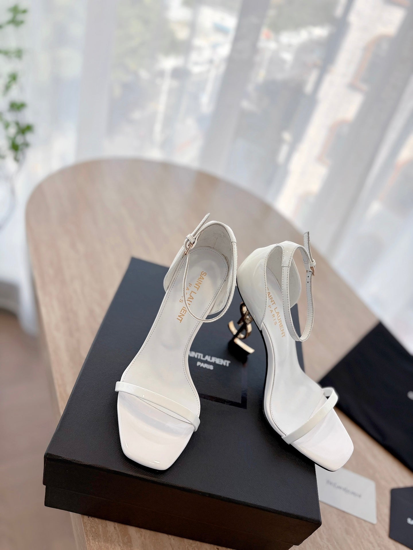 LOUIS VUITTON CLASSIC HIGH HEELS 10 CM IN WHITE PATENT CALFSKIN