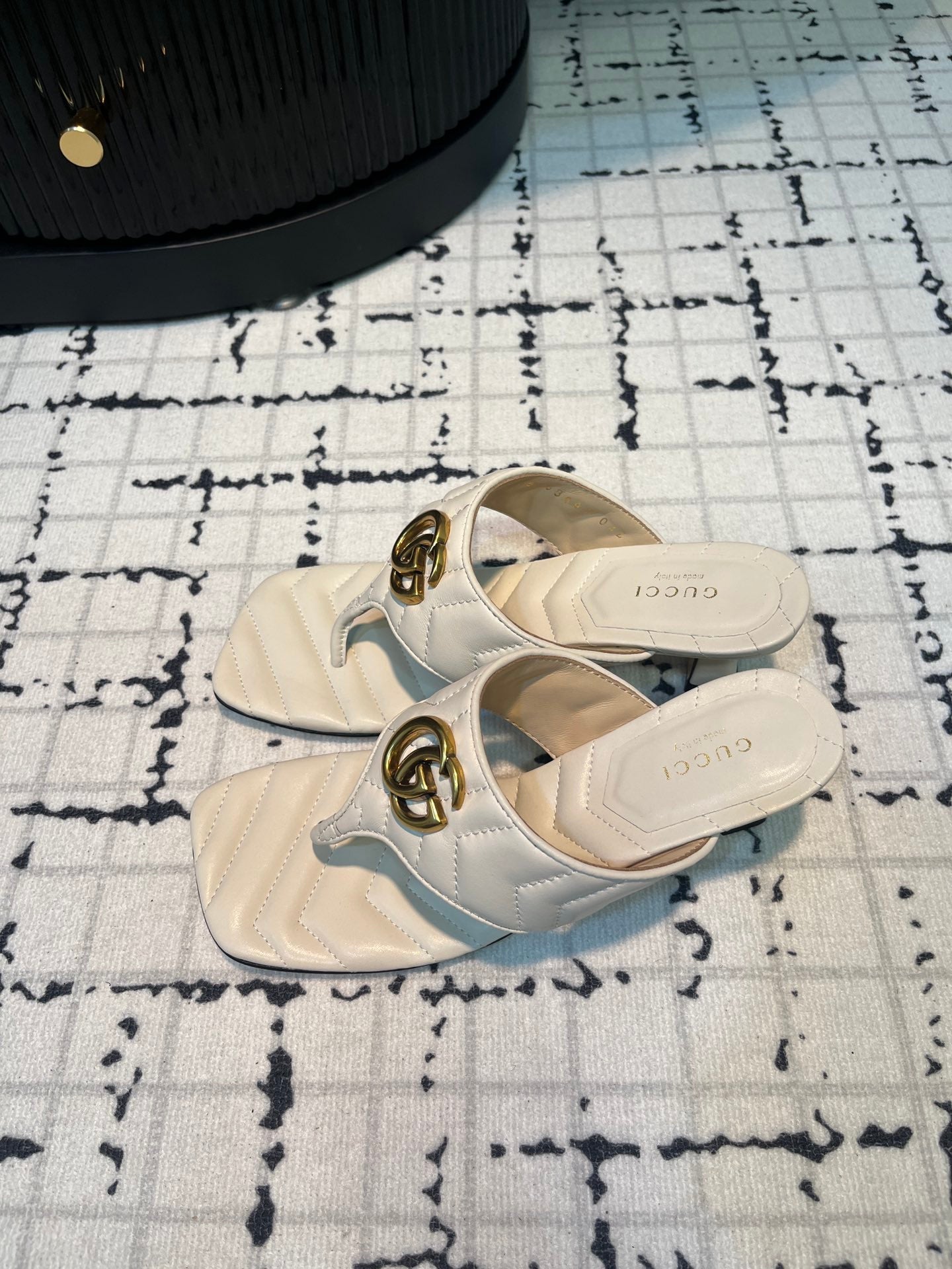 GUCCI THONG SANDALS 55 WHITE CALKSKIN