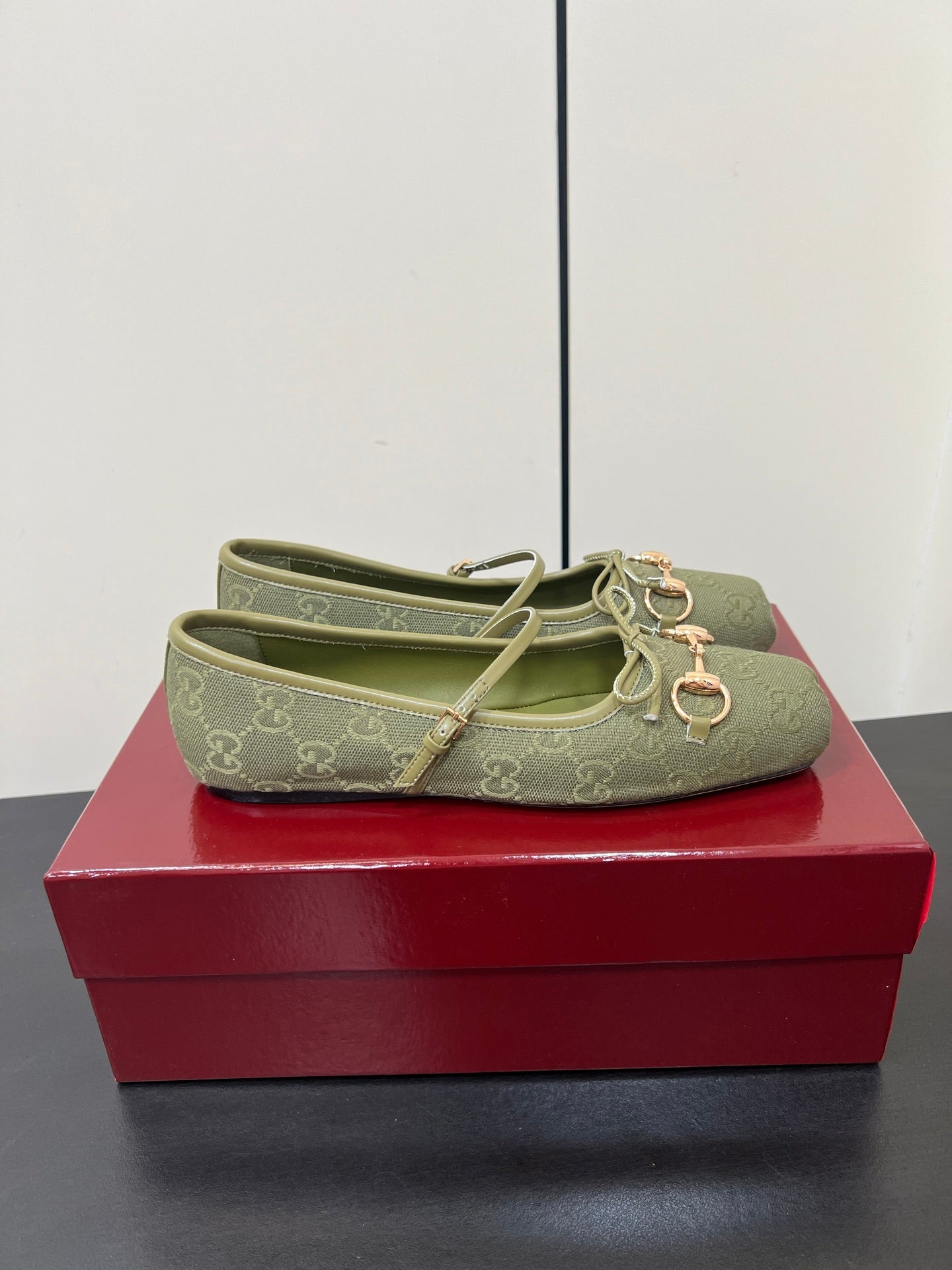 GUCCI MARY JANE 25S IN MOSS GREEN CANVAS WITH GOLD HARDWARE