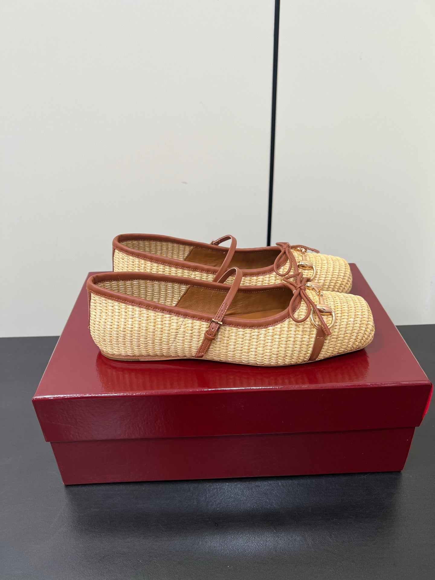 GUCCI MARY JANE 25S IN NATURAL STRAW WITH GOLD HARDWARE