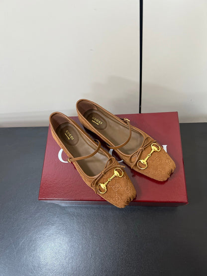 GUCCI MARY JANE 25S IN BROWN SUEDE WITH GOLD HARDWARE