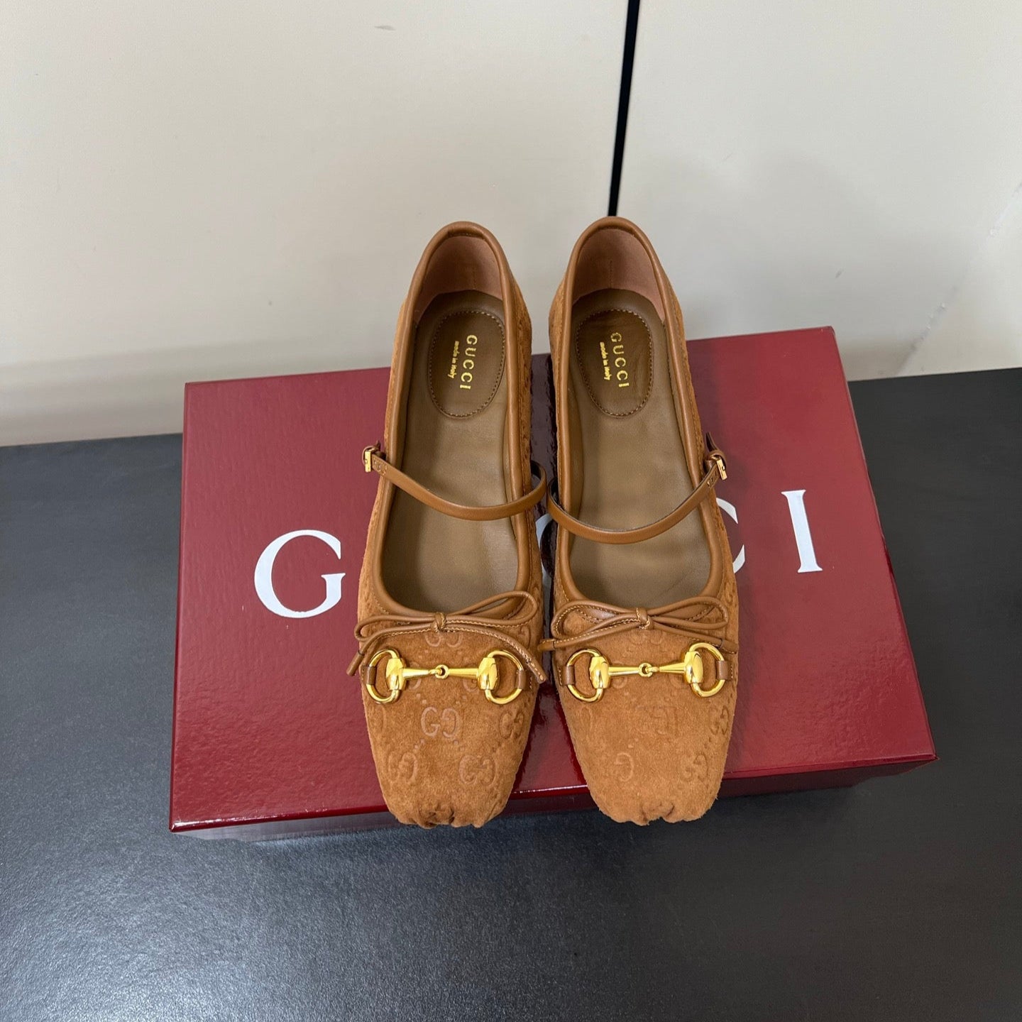 GUCCI MARY JANE 25S IN BROWN SUEDE WITH GOLD HARDWARE