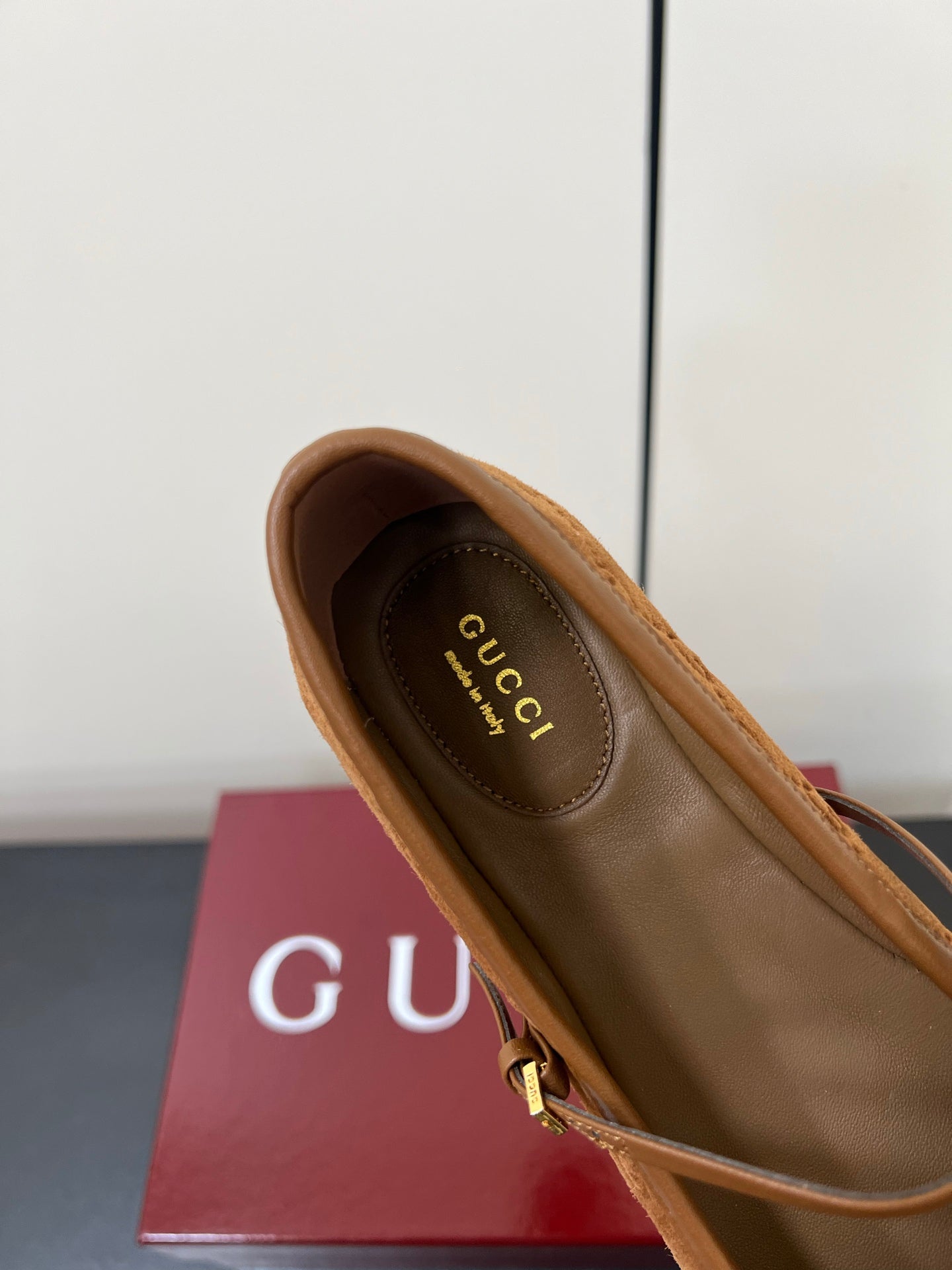 GUCCI MARY JANE 25S IN BROWN SUEDE WITH GOLD HARDWARE