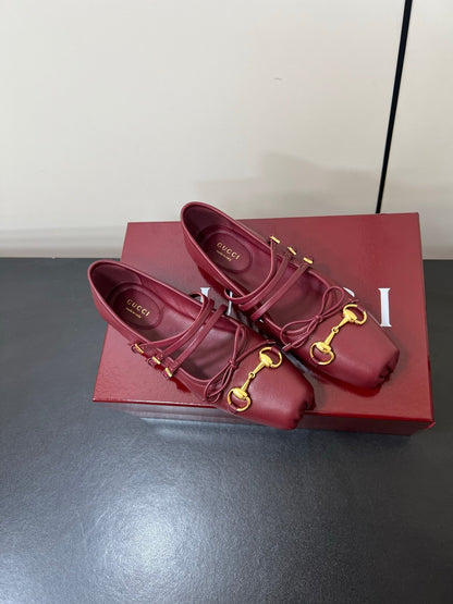 GUCCI MARY JANE 25S IN RED LAMBSKIN WITH GOLD HARDWARE