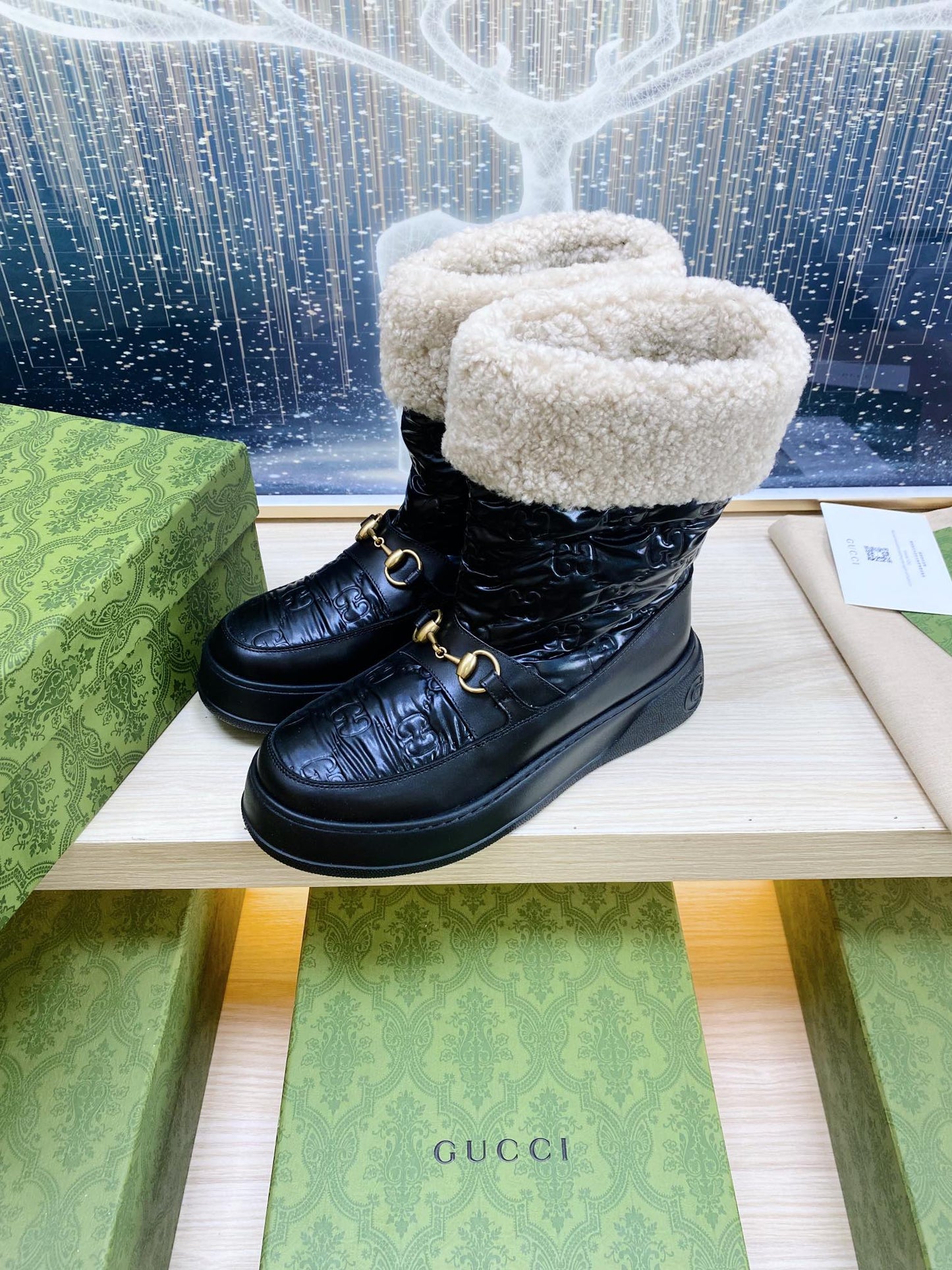 GUCCI HORSEBIT ANKLE BOOTS WITH MERINO TRIM IN BLACK EMBOSSED CALFSKIN