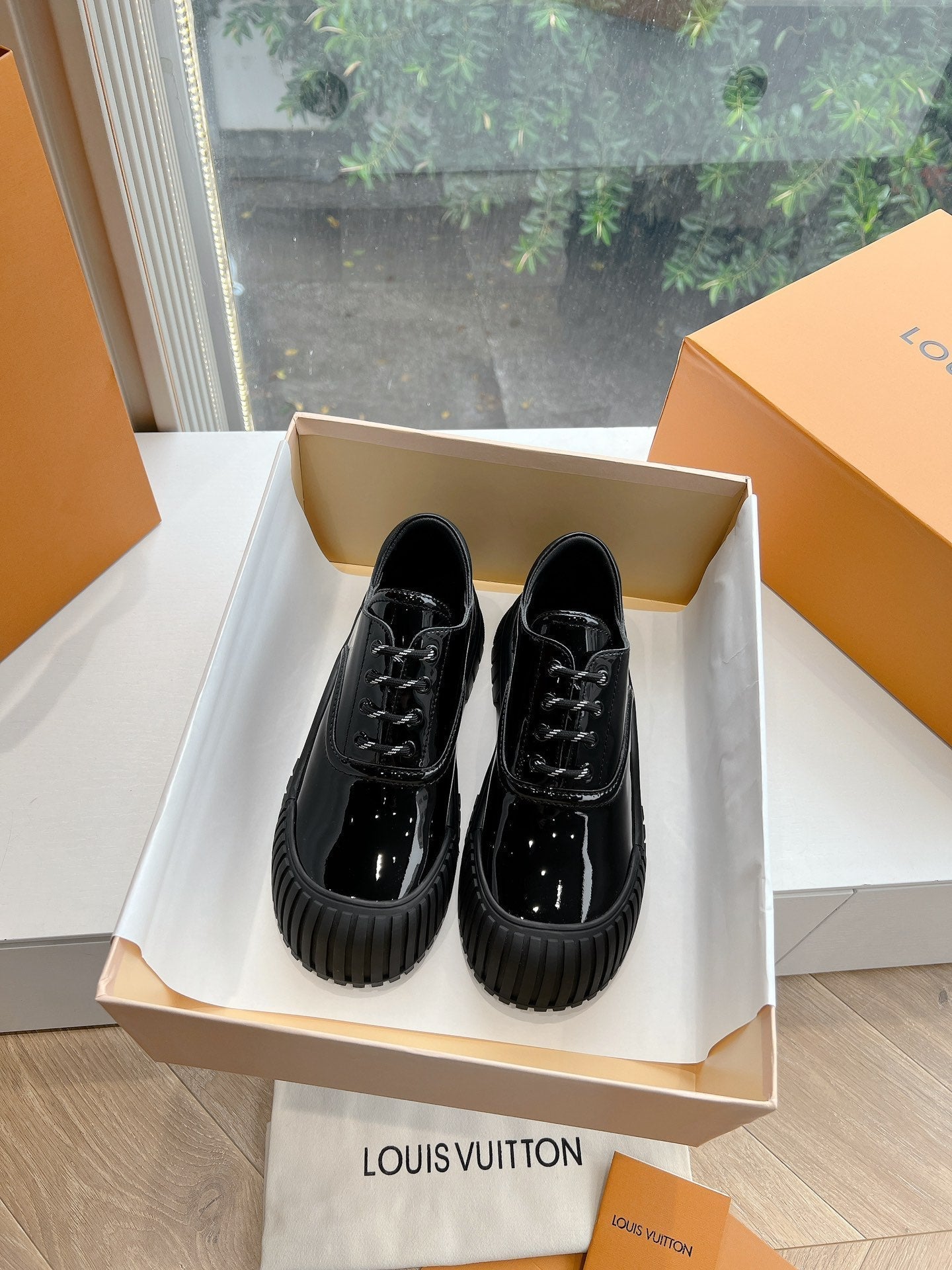 LOUIS VUITTON LV ARCHLIGHT SKATE SNEAKER IN BLACK GLOSSY CALFSKIN