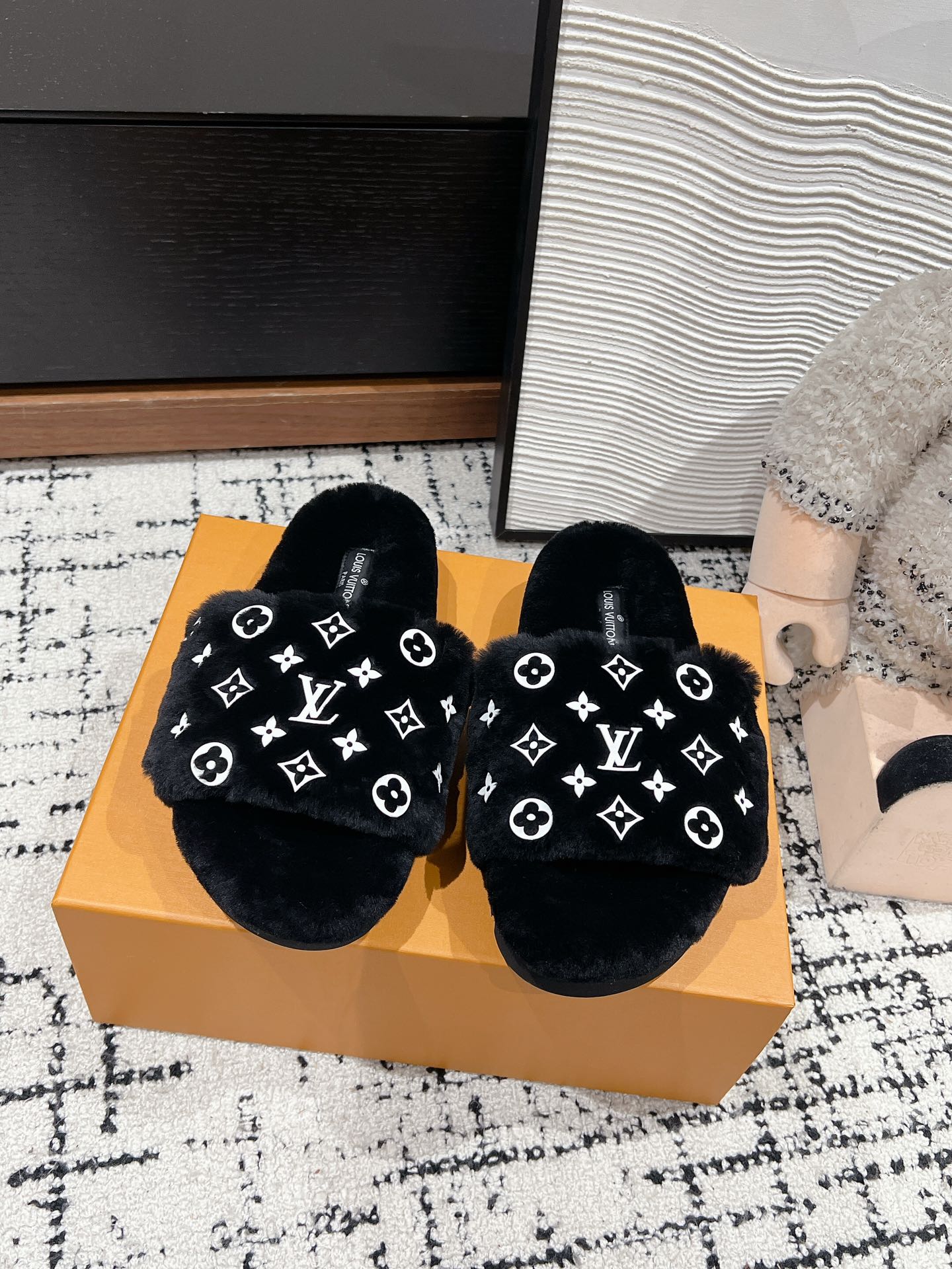 LOUIS VUITTON SLIPPER IN BLACK WOOL WITH WHITE LOGO