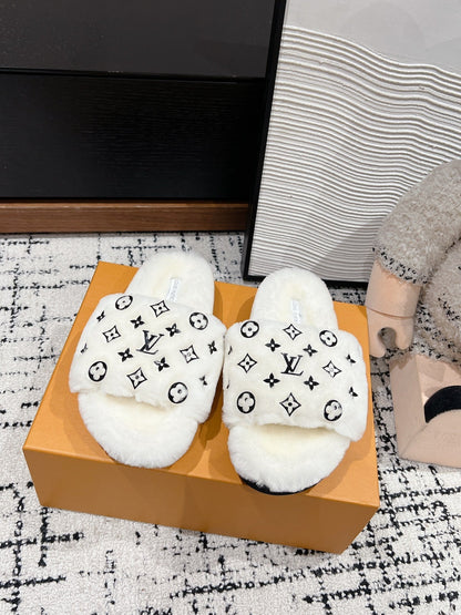 LOUIS VUITTON SLIPPER IN WHITE WOOL WITH BLACK LOGO