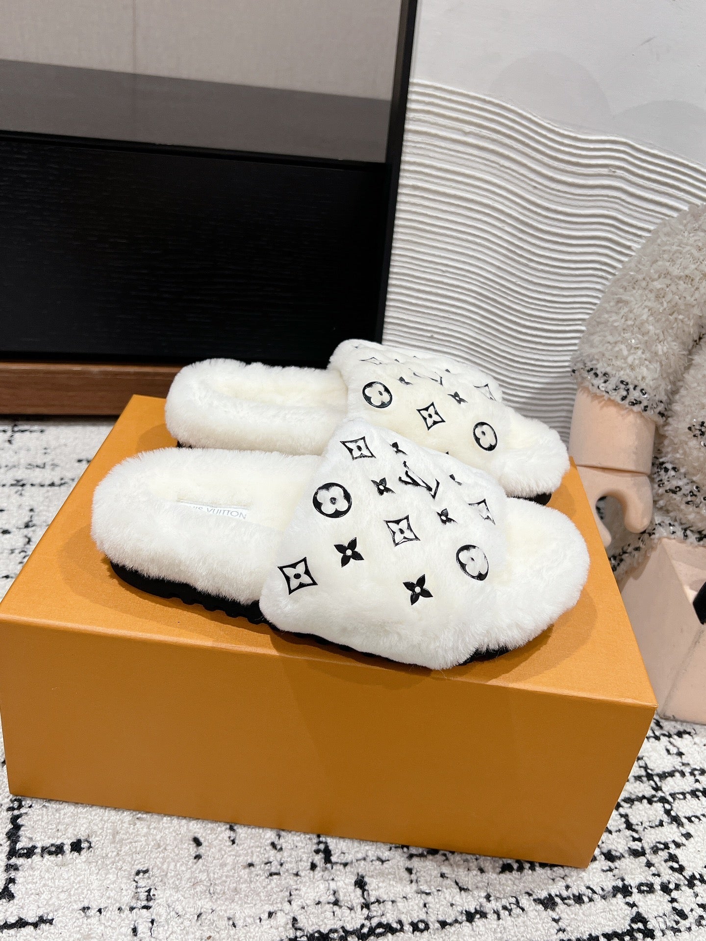 LOUIS VUITTON SLIPPER IN WHITE WOOL WITH BLACK LOGO