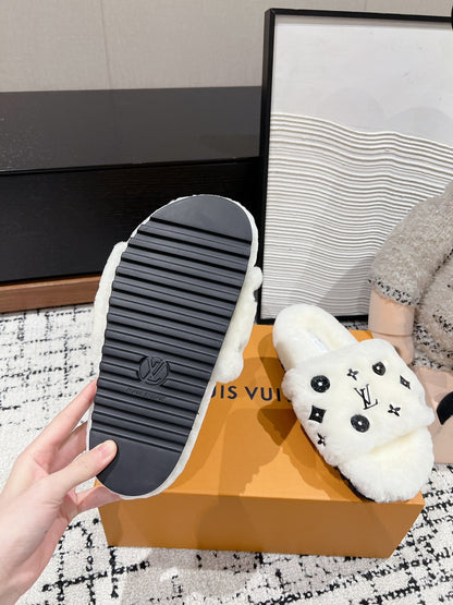 LOUIS VUITTON SLIPPER IN WHITE WOOL