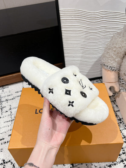 LOUIS VUITTON SLIPPER IN WHITE WOOL