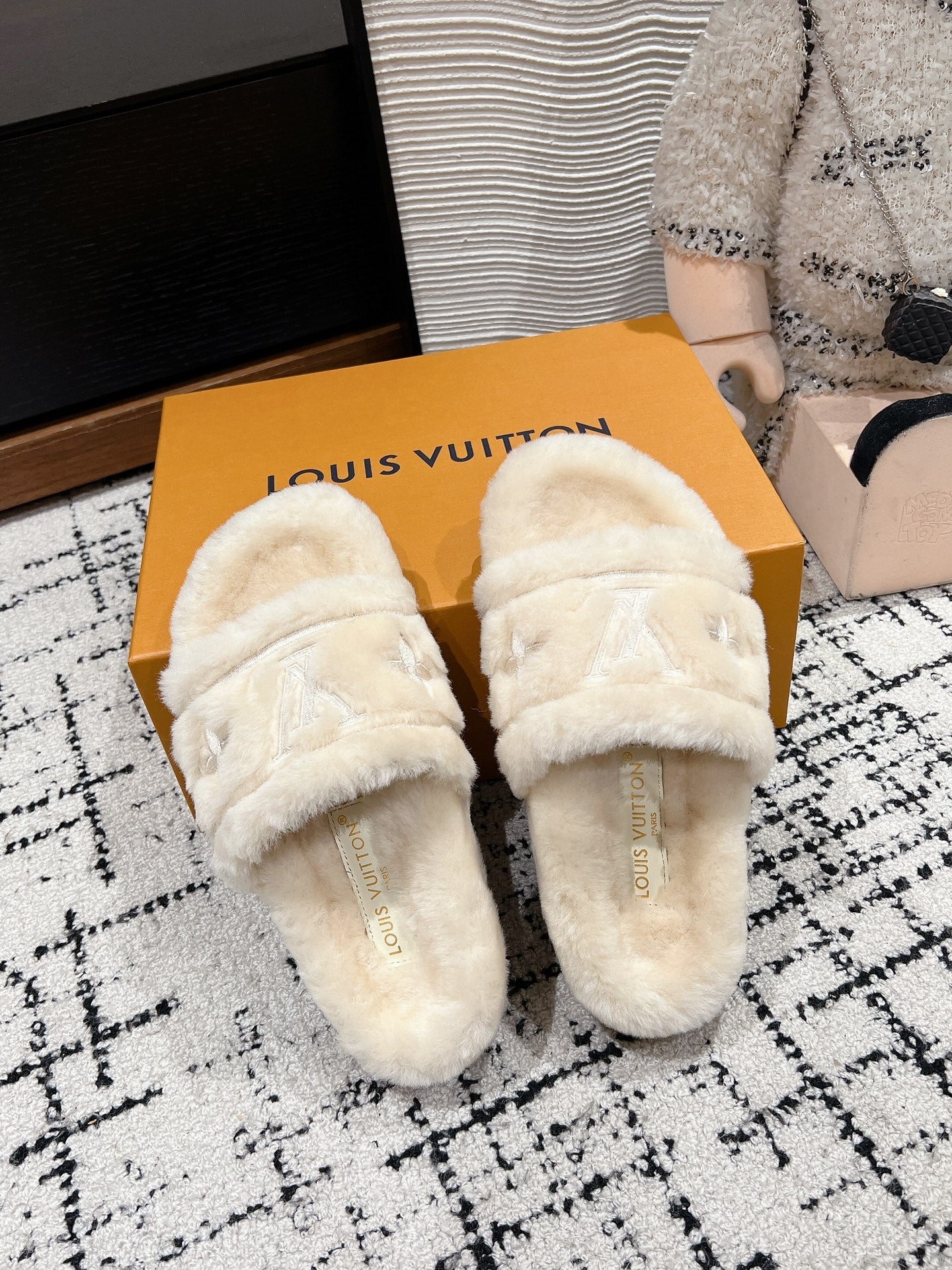 LOUIS VUITTON SLIPPER IN BEIGE BISQUE FLEECE
