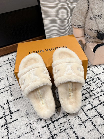 LOUIS VUITTON SLIPPER IN BEIGE BISQUE FLEECE