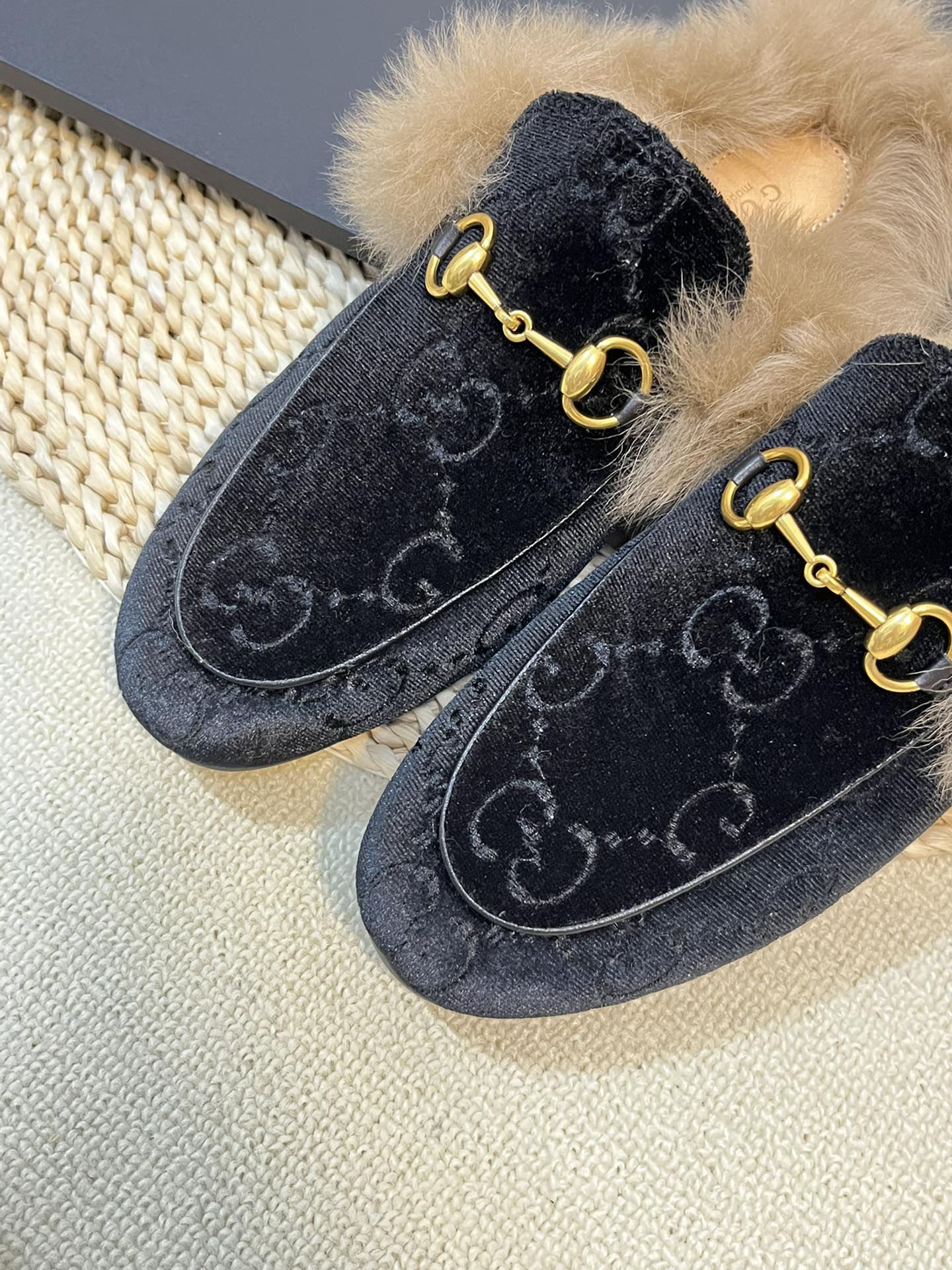 GUCCI HORSEBIT MULE IN BLACK MONOGRAM VELVET AND LAMB WOOL LINING