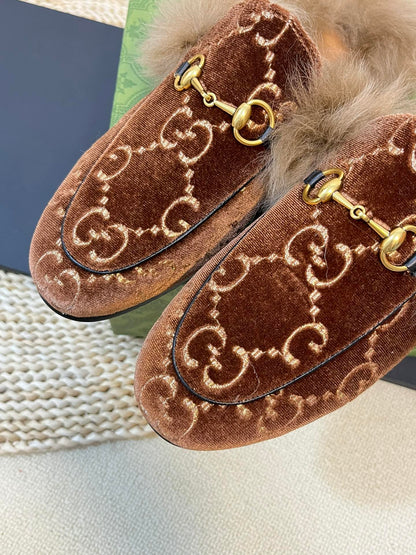 GUCCI HORSEBIT MULE IN SYRUP BROWN MONOGRAM VELVET AND LAMB WOOL LINING