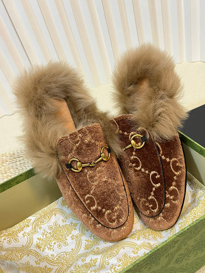 GUCCI HORSEBIT MULE IN SYRUP BROWN MONOGRAM VELVET AND LAMB WOOL LINING