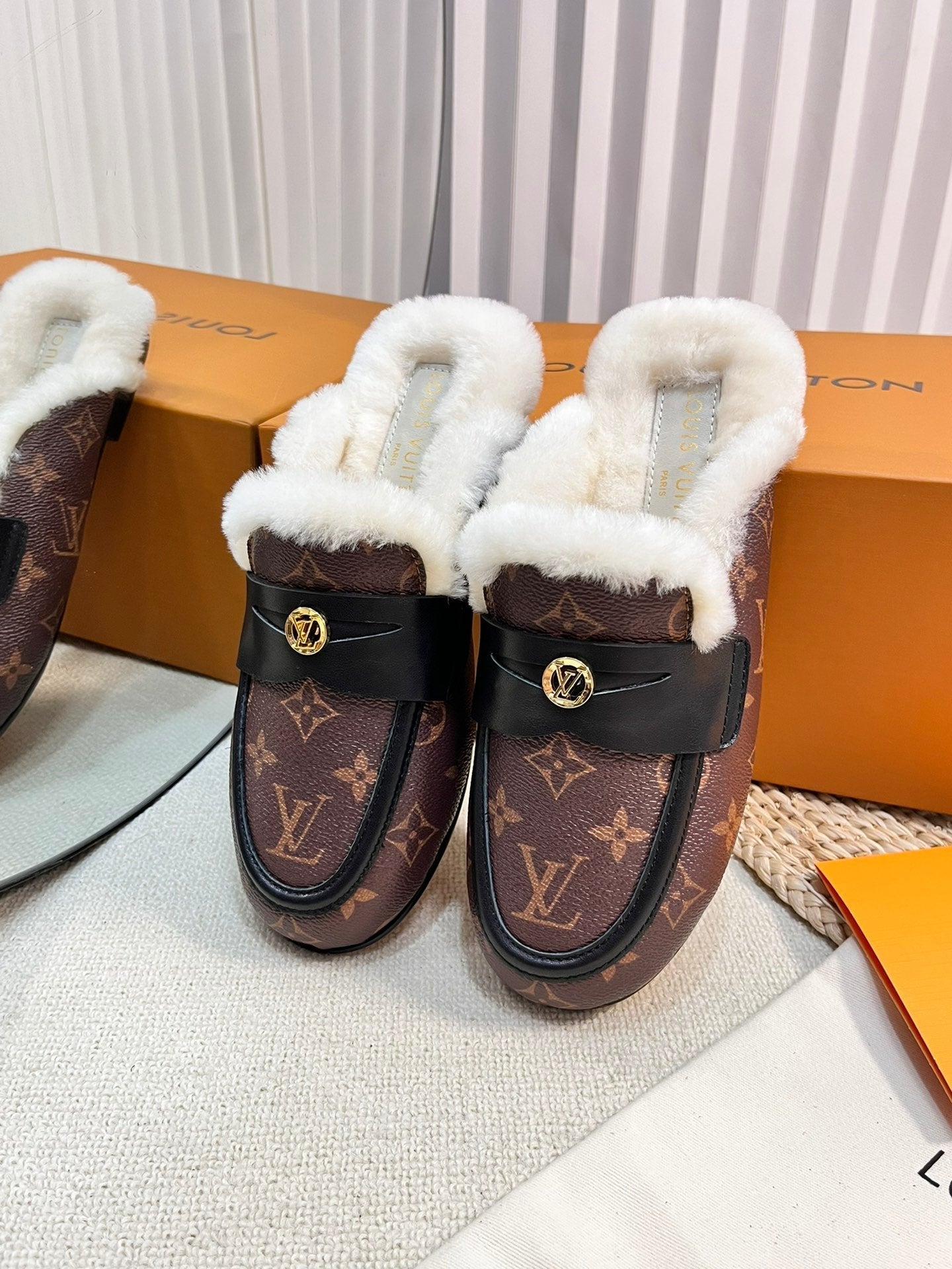 LOUIS VUITTON FLAT MULE IN CHESTNUT BROWN MONOGRAM CALFSKIN AND SHEARLING LINING