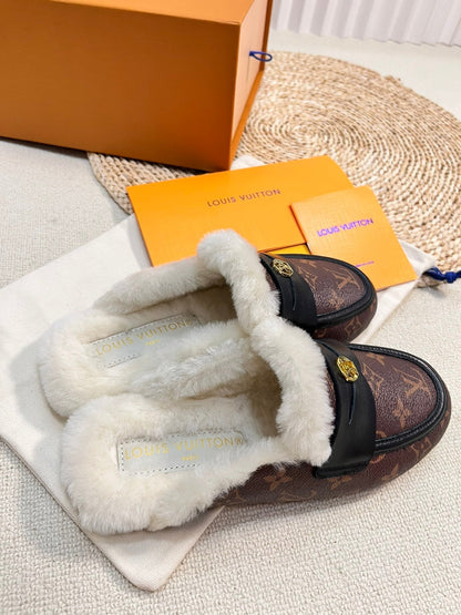 LOUIS VUITTON FLAT MULE IN CHESTNUT BROWN MONOGRAM CALFSKIN AND SHEARLING LINING