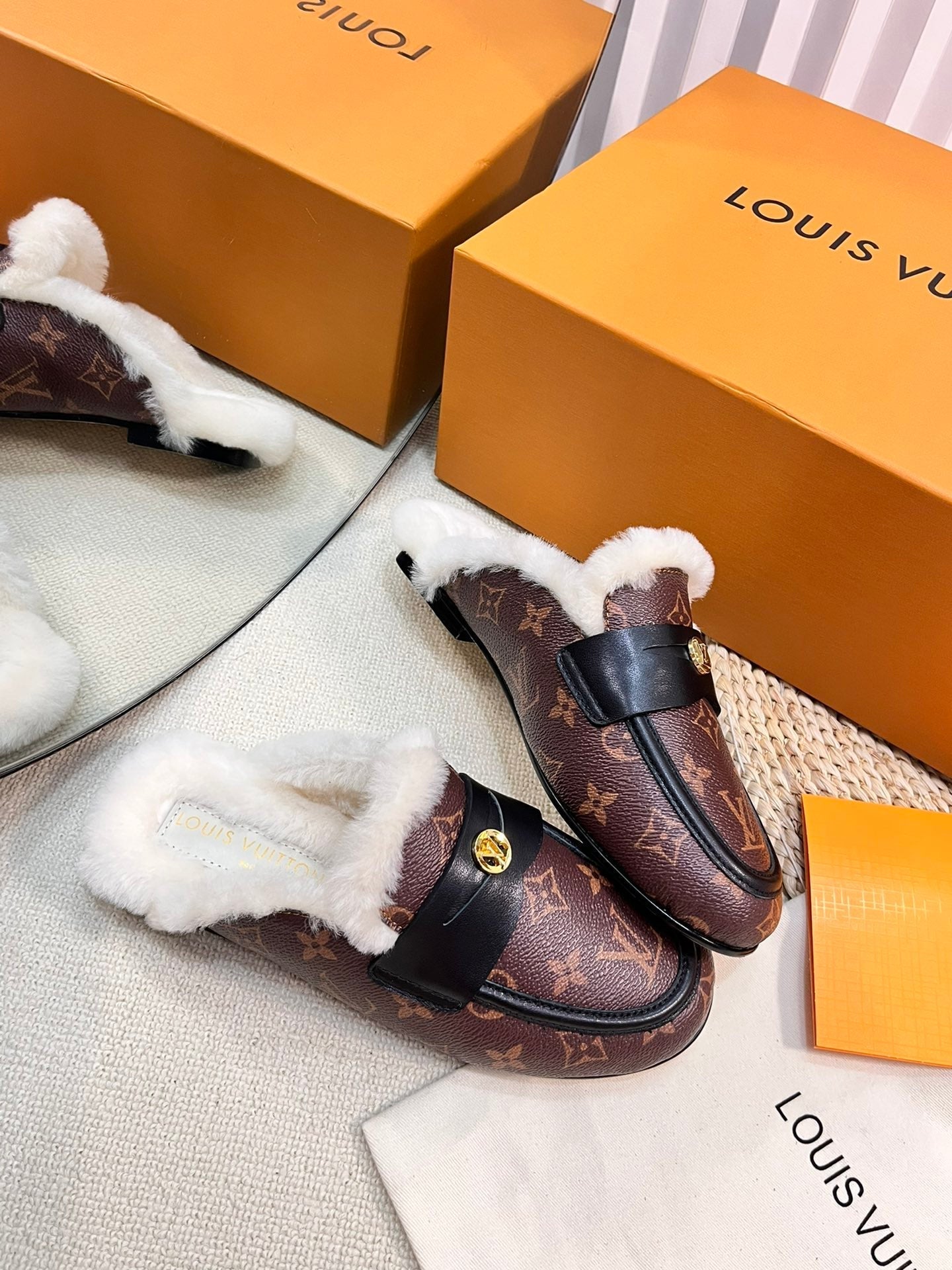 LOUIS VUITTON FLAT MULE IN CHESTNUT BROWN MONOGRAM CALFSKIN AND SHEARLING LINING