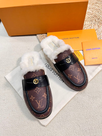 LOUIS VUITTON FLAT MULE IN CHESTNUT BROWN MONOGRAM CALFSKIN AND SHEARLING LINING